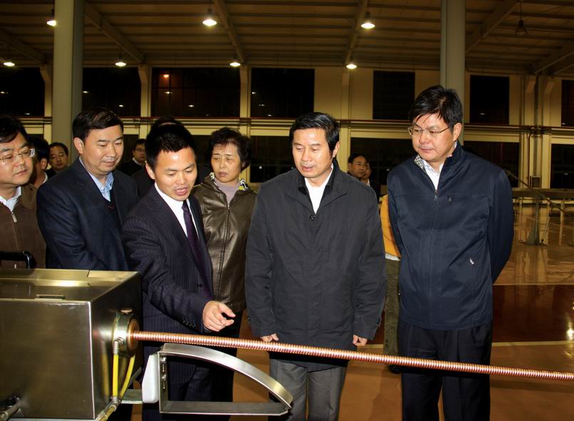 江苏省副省长史和平与钱利荣亲切交谈