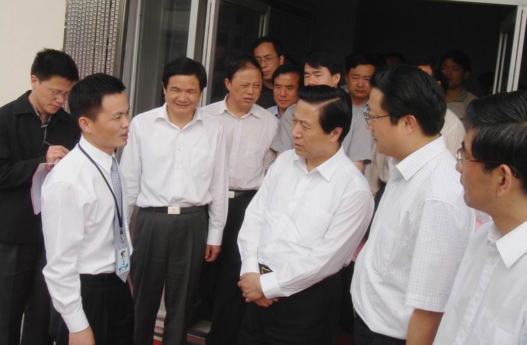 中共江苏省委书记、江苏省人大常委会主任梁保华与钱利荣亲切交谈